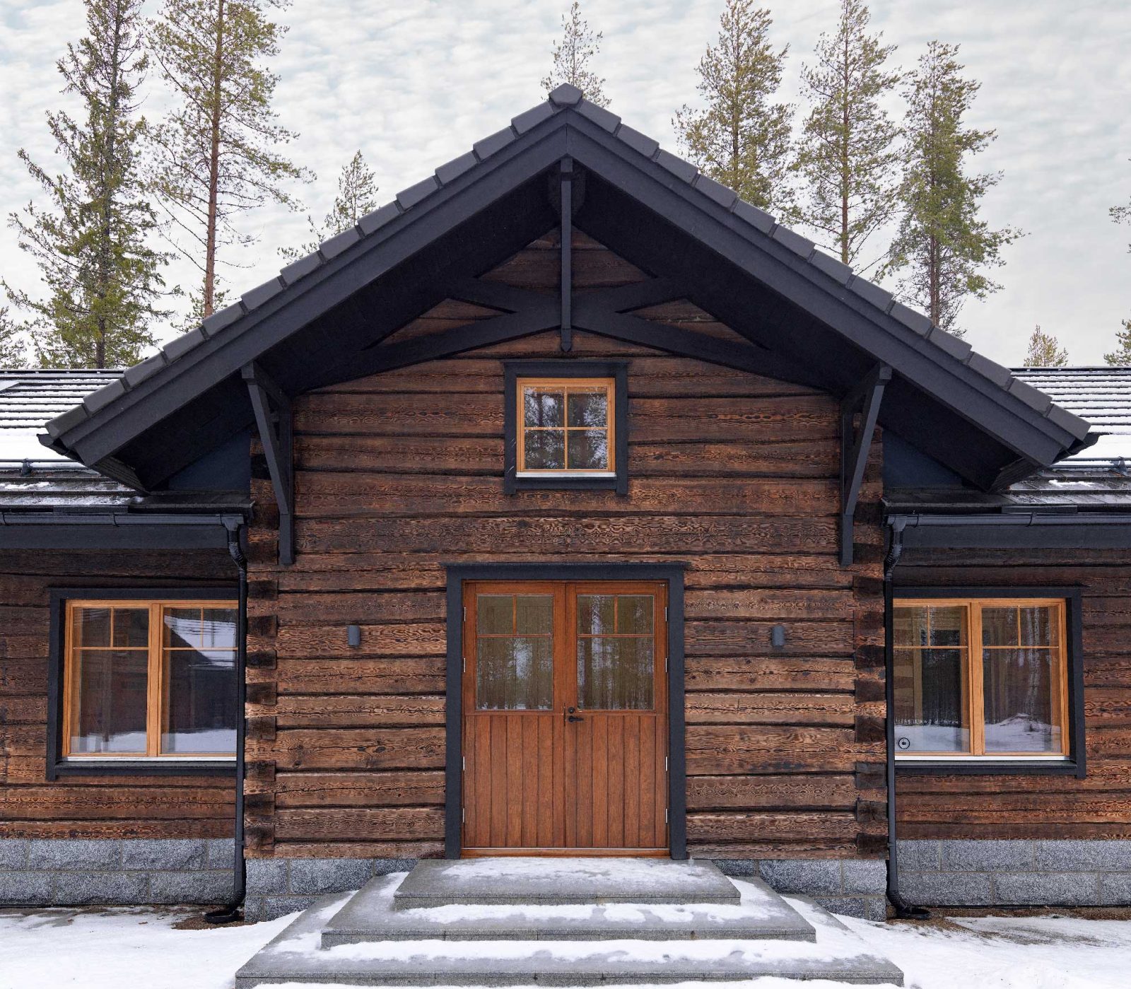 Hirrestä veistetty huvila