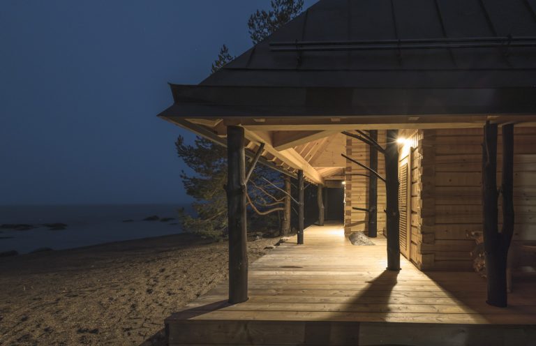 Kaunissaaren sauna iltavalossa