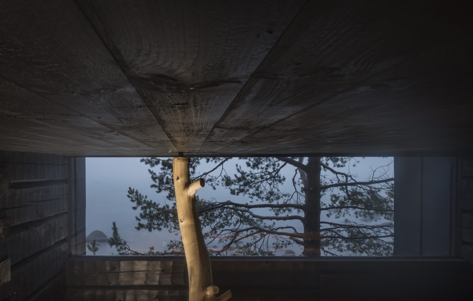 Ikkuna saunan löylyhuoneessa